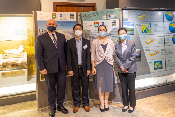 From the left - Dr Aleksander DAŃDA , Consul General of the Republic of Poland in Hong Kong;  
Dr Man Hoi LEE, Head of HKU Department; Mrs Dorota DAŃDA of Financial, Cultural and Educational Affairs at Consulate General of Poland in Hong Kong; Professor Vivian Wing-Wah YAM, Dean of Science (Interim).